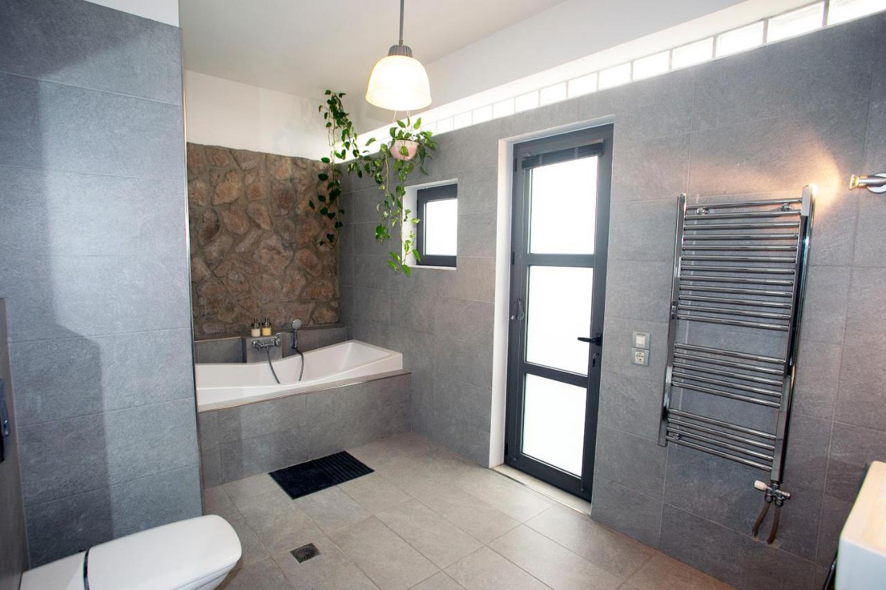Spacious Suite With Luxury Bath Athena Bagian luar foto